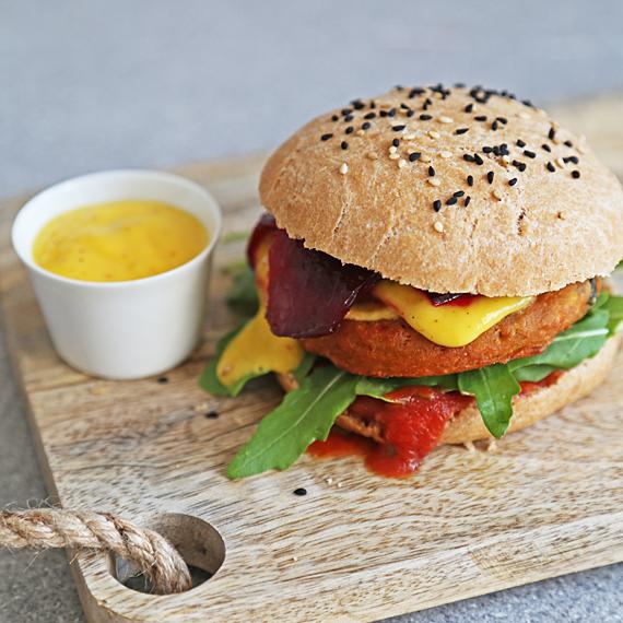 Rezeptbild: Vegane Burger mit Kürbis-Bratlingen, Rote Bete und Mango-Mayo