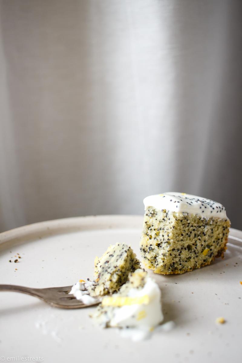 Rezeptbild: Einfacher Mohn-Rührkuchen mit Zitronen-Skyr-Creme (zuckerarm)