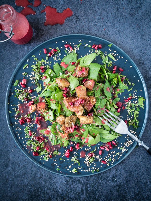 Rezeptbild: Knusprig gebackene Aubergine auf Granatapfel Salat