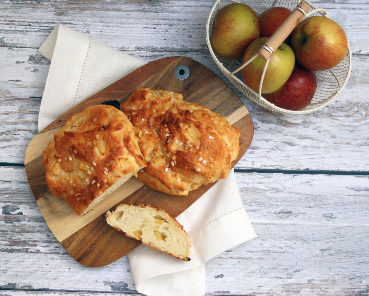 Rezeptbild: Hefeteig, Hong und Apfel - oder einfach leckeres Apfel-Honig-Brot