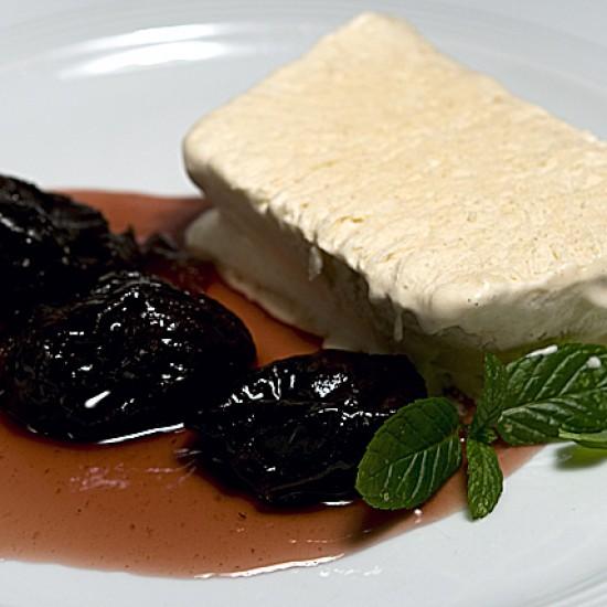 Rezeptbild: Zimtparfait mit Burgunderpflaumen