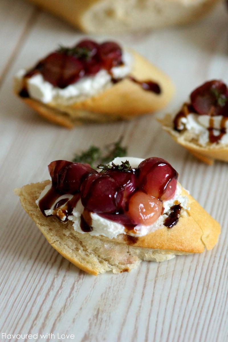 Rezeptbild: Crostini mit Ziegenkäse und karamellisierten Weintrauben