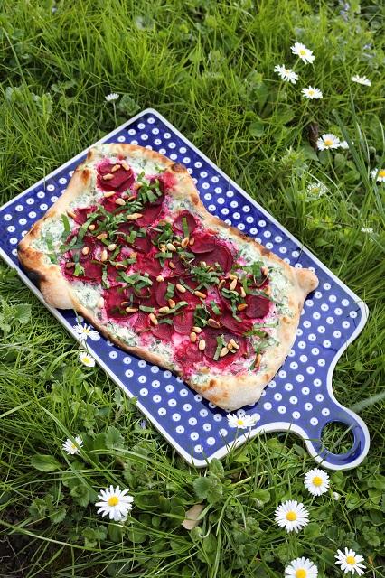 Rezeptbild: Flammkuchen mit roter Bete und Bärlauch