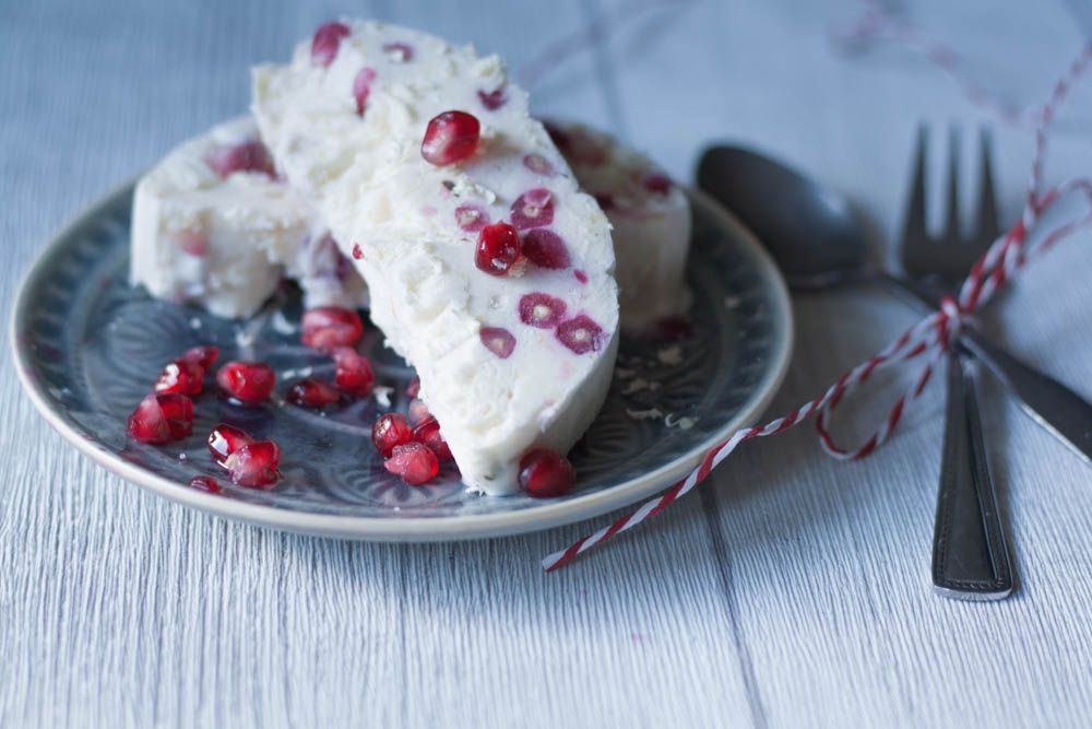 Rezeptbild: Quarkparfait mit weißer Schokolade und Granatapfel