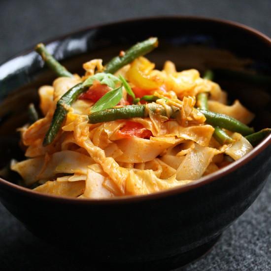 Rezeptbild: Gebratene Reisbandnudeln mit roten Curry & Erdnusssoße