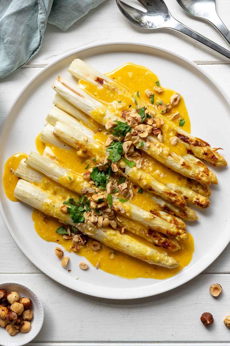 Rezeptbild: Gerösteter Spargel mit Parmesan-Trüffel-Vinaigrette