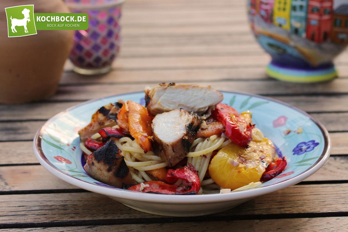 Rezeptbild: Pasta mit gegrillten Paprikas & mariniertem Huhn