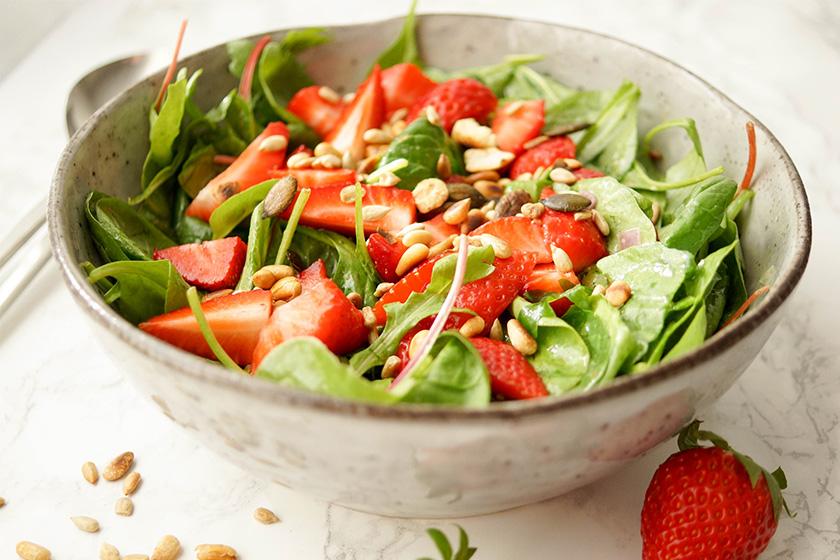 Rezeptbild: Spinat-Salat mit Erdbeeren und Zitronendressing