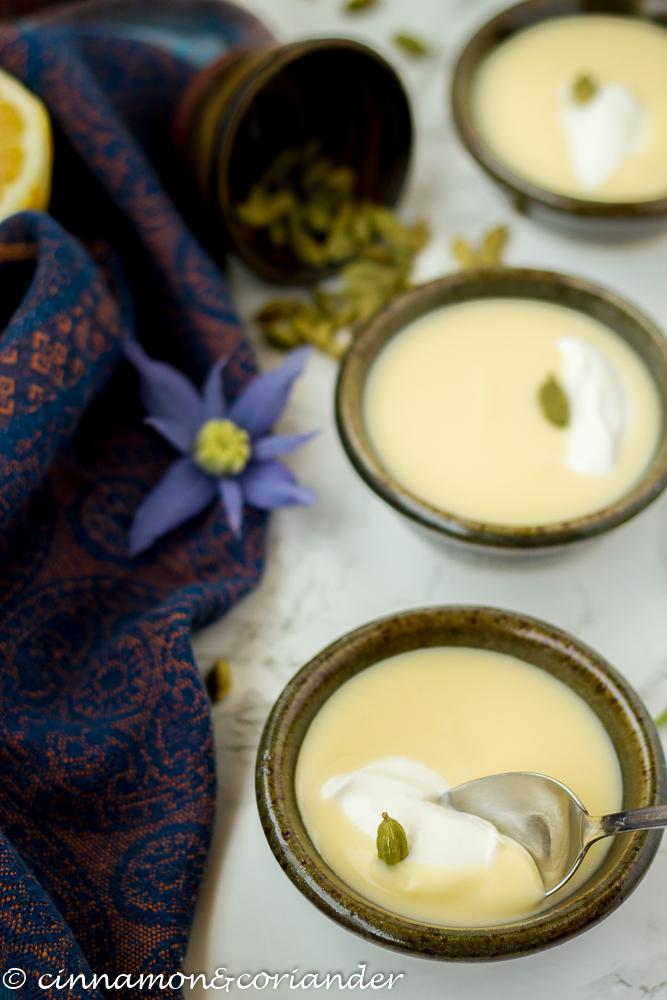 Rezeptbild: Zitronenpudding mit Kardamom & griechischem Joghurt
