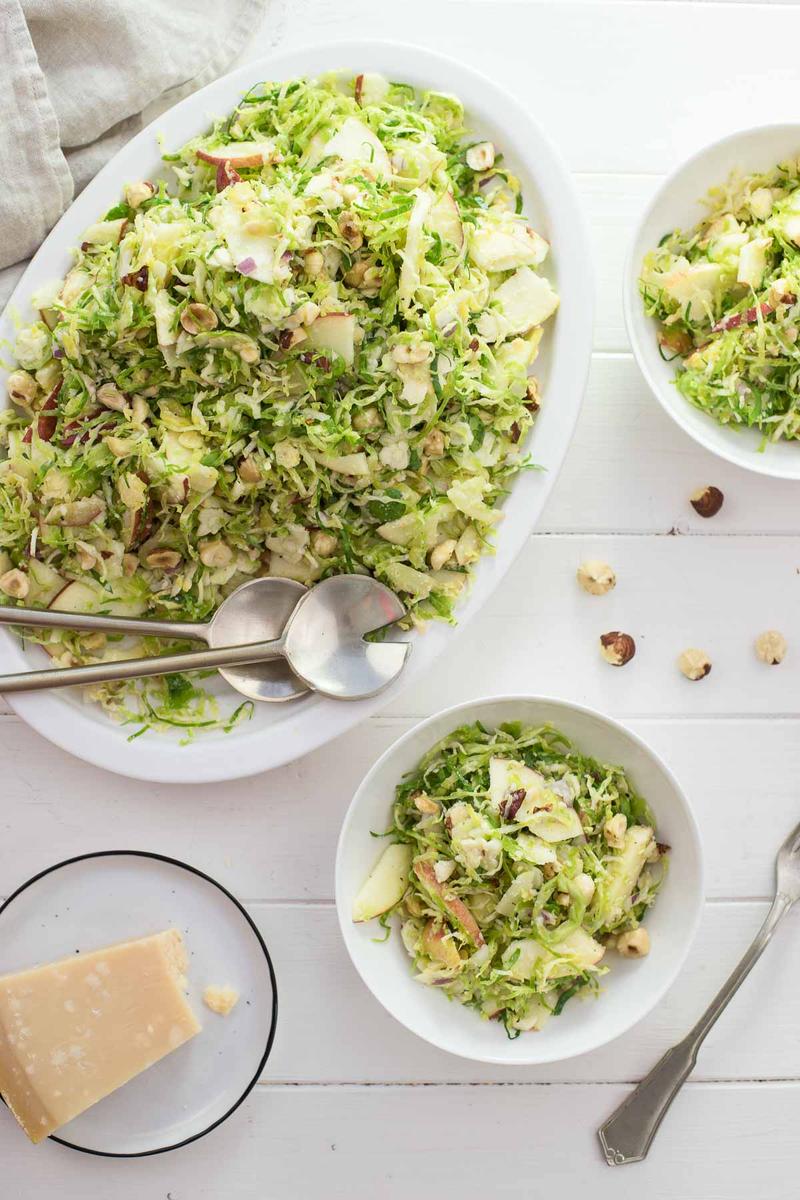 Rezeptbild: Rosenkohl-Salat mit Apfel und Haselnuss
