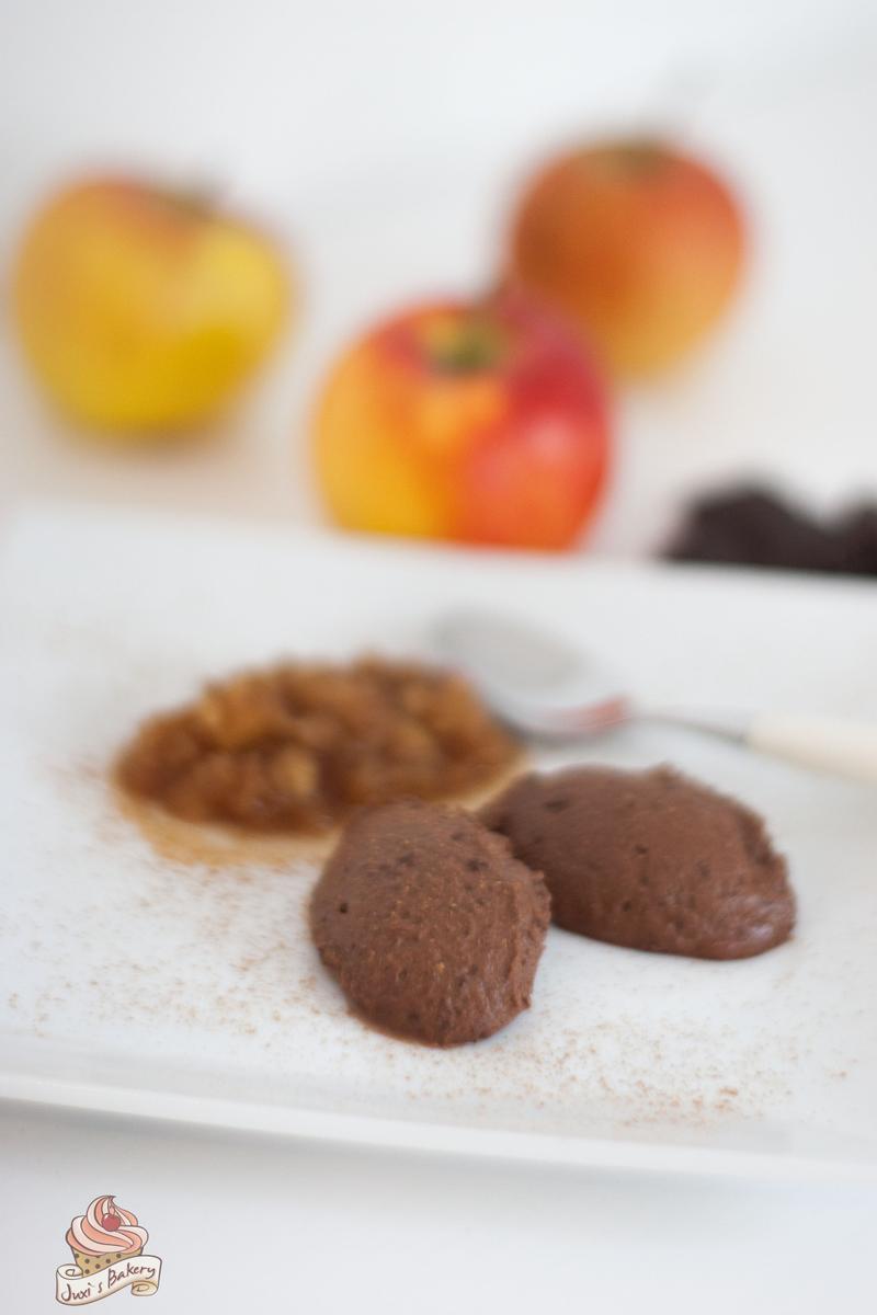 Rezeptbild: Mousse au Chocolat mit Bratapfelkompott