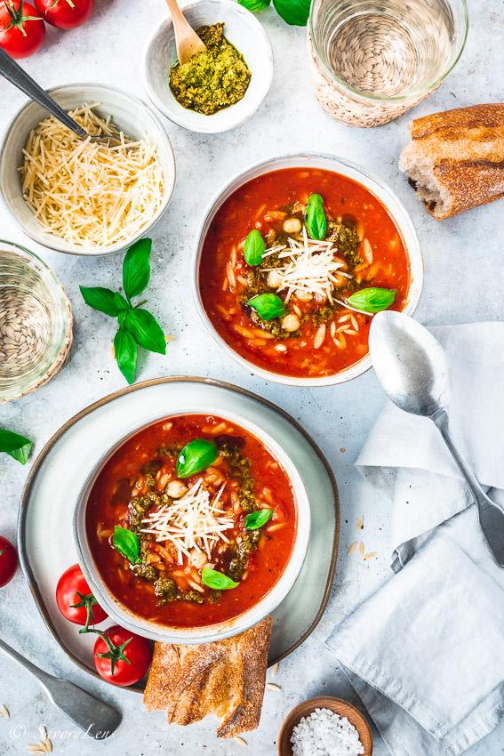 Rezeptbild: Mediterrane Risoni-Tomatensuppe mit Kichererbsen und Basilikumpesto