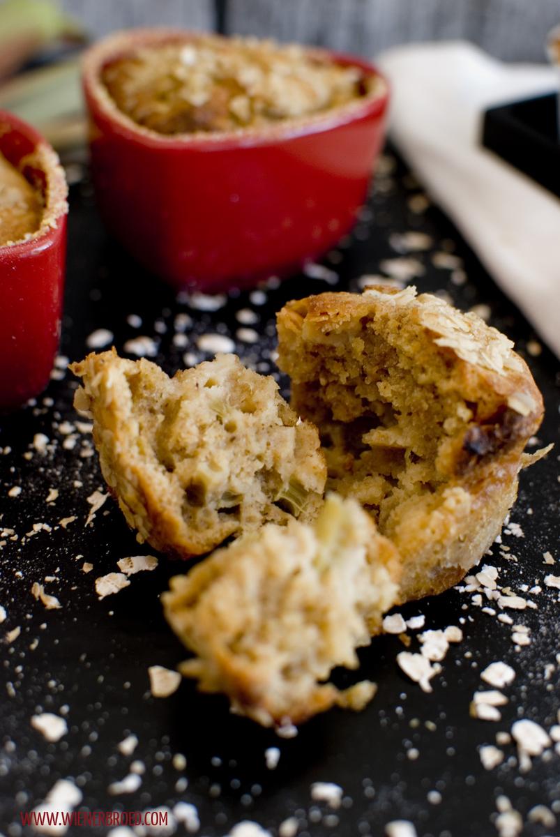 Rezeptbild: Hafer-Muffins mit Rhabarber und weißer Schokolade