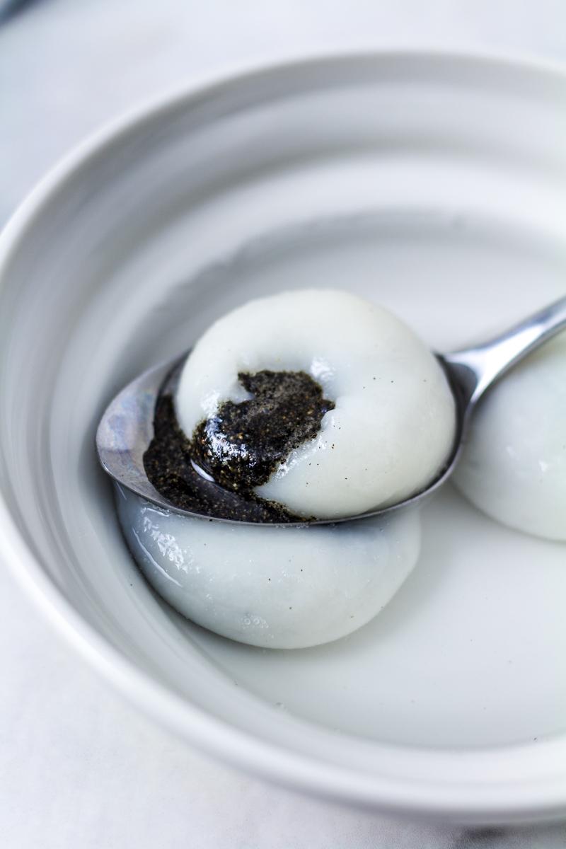 Rezeptbild: Klebreisbällchen mit schwarzem Sesam