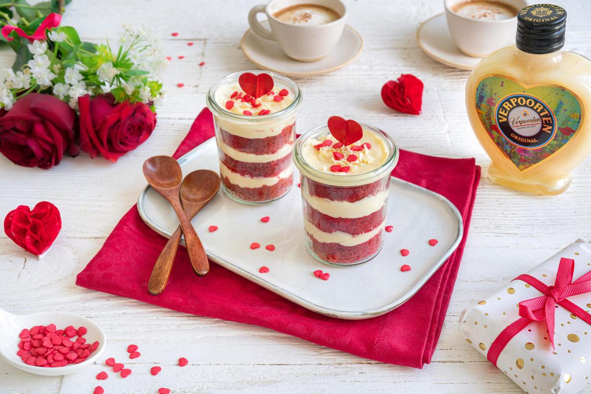 Rezeptbild: Red Velvet Cake im Glas mit weißer Schokoladen-Eierlikör-Creme