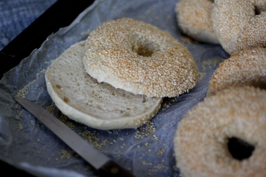 Rezeptbild: Klassische Bagels mit Sesam