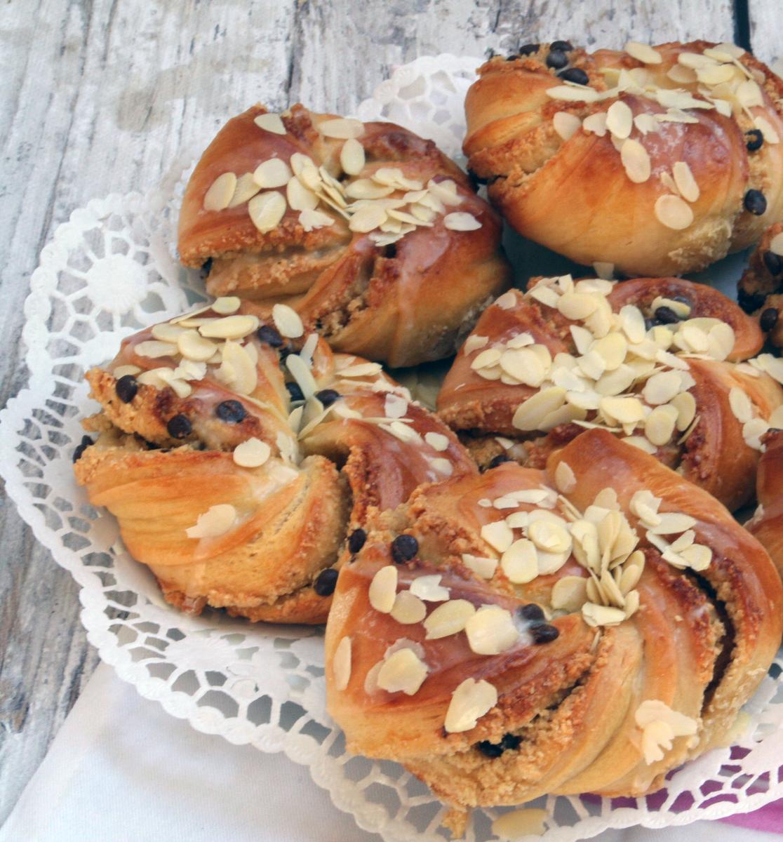 Rezeptbild: Kleine Hefekränze mit Mandelfüllung