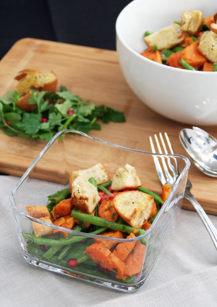 Rezeptbild: Süßkartoffelsalat mit Prinzess-Bohnen, Zuckerschoten und Granatapfelkernen.