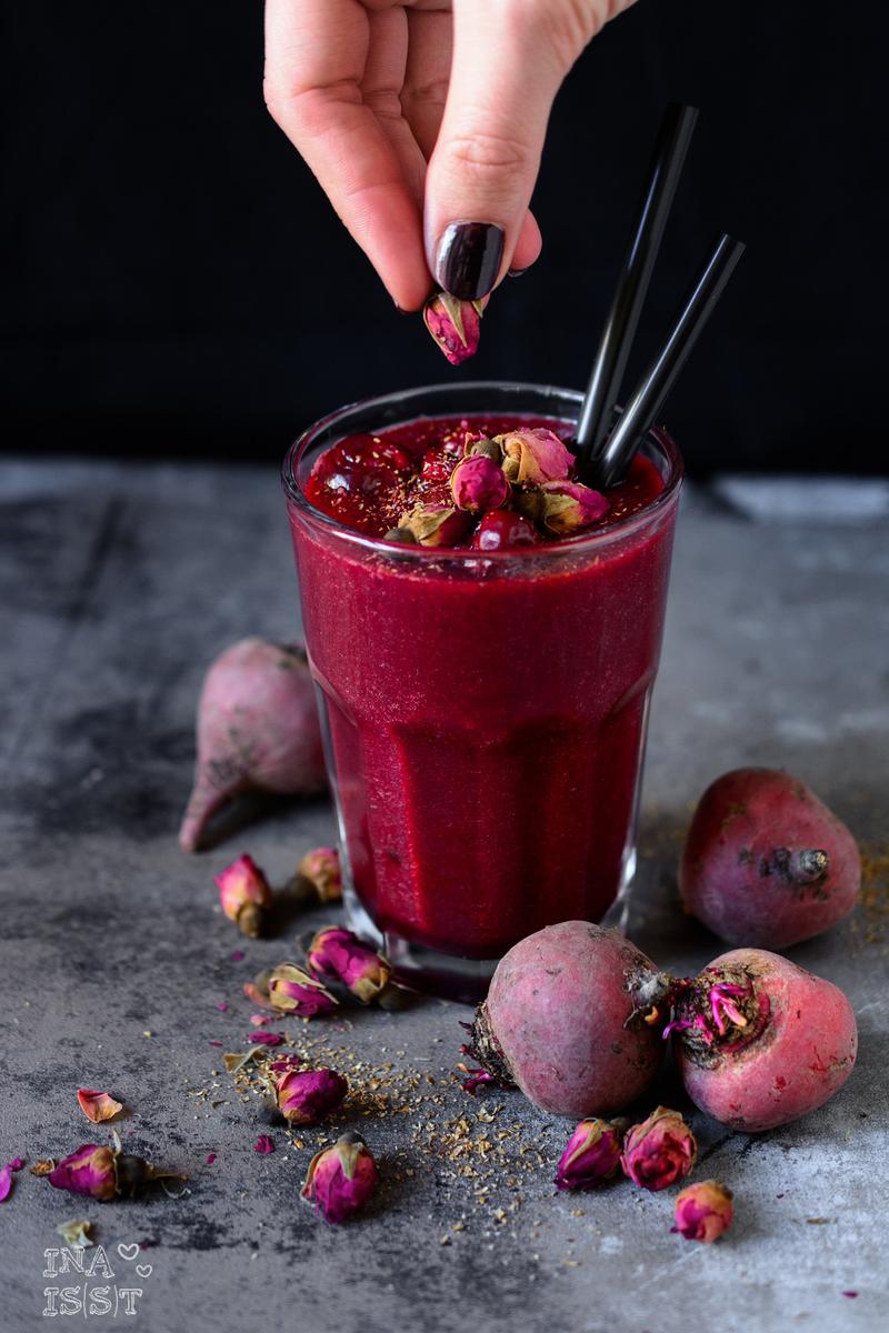 Rezeptbild: Samtiger Rote Bete-Rosen-Smoothie