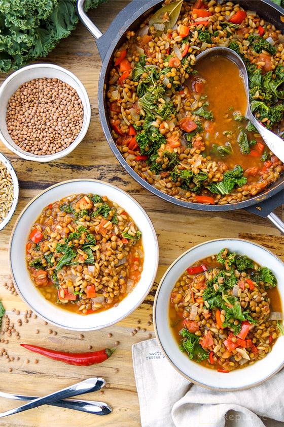 Rezeptbild: Linsen Chili mit Grünkern und Grünkohl