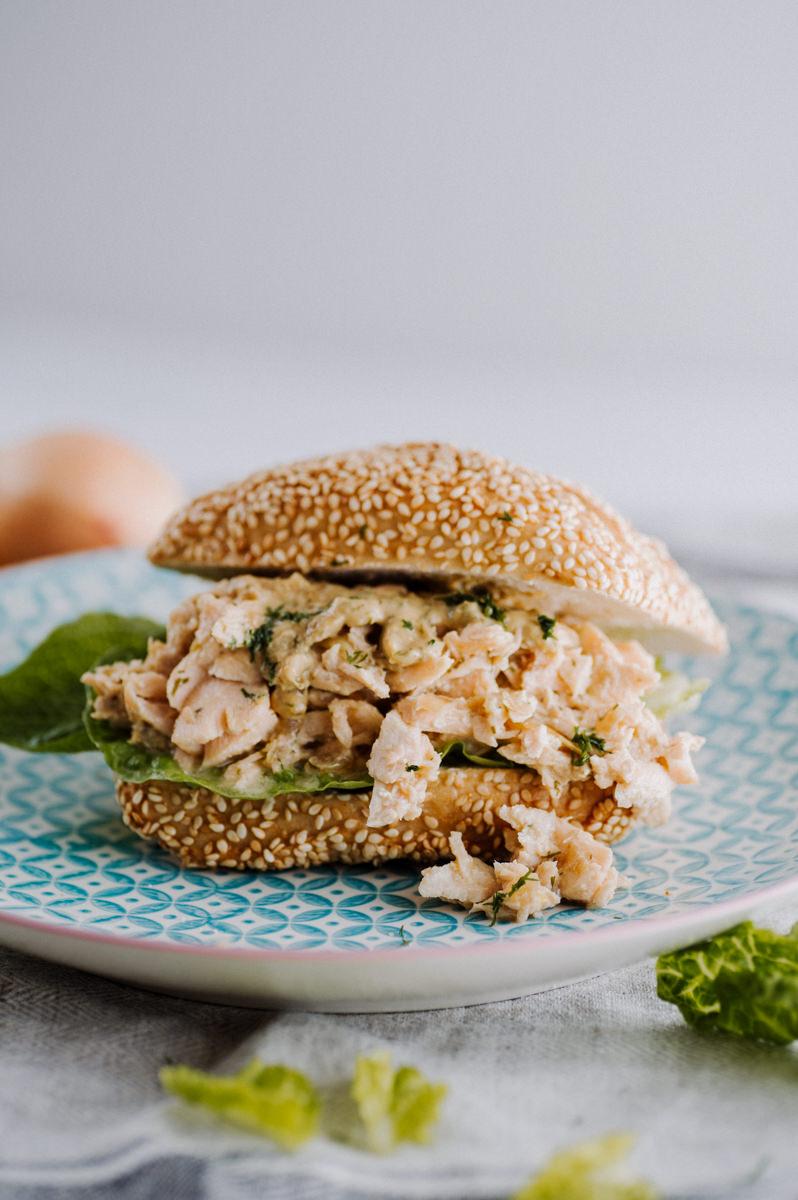 Rezeptbild: PULLED LACHS BURGER MIT SENF-DILL MARINADE