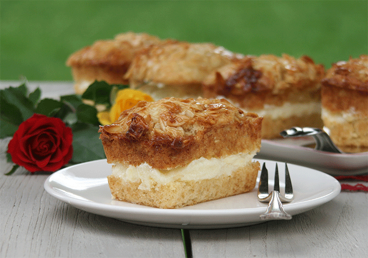 Rezeptbild: Bienenstich Muffins mit Amaretto-Vanillecreme