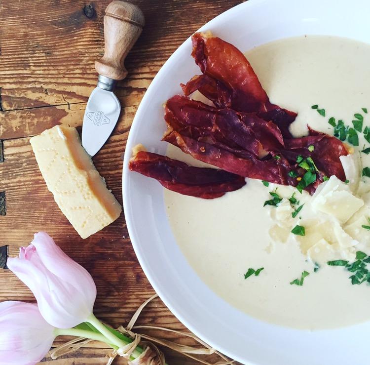 Rezeptbild: Kichererbsensuppe mit Grana Padano und Prosciutto di San Daniele Chips