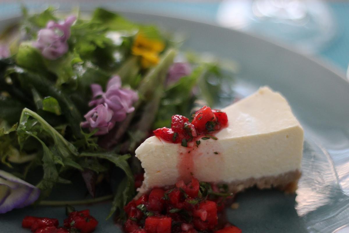 Rezeptbild: Herzhafter Ziegen-Cheesecake mit würziger Erdbeer-Salsa