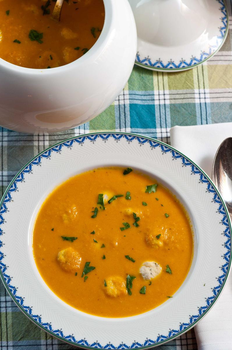 Rezeptbild: Karotten-Kokos-Süppchen mit Ziegenfrischkäsenocken