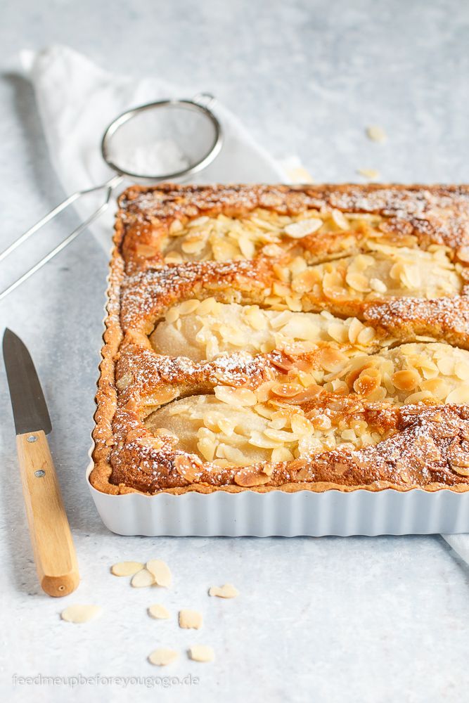 Rezeptbild: Birnen-Mandel-Tarte mit pochierten Vanille-Birnen