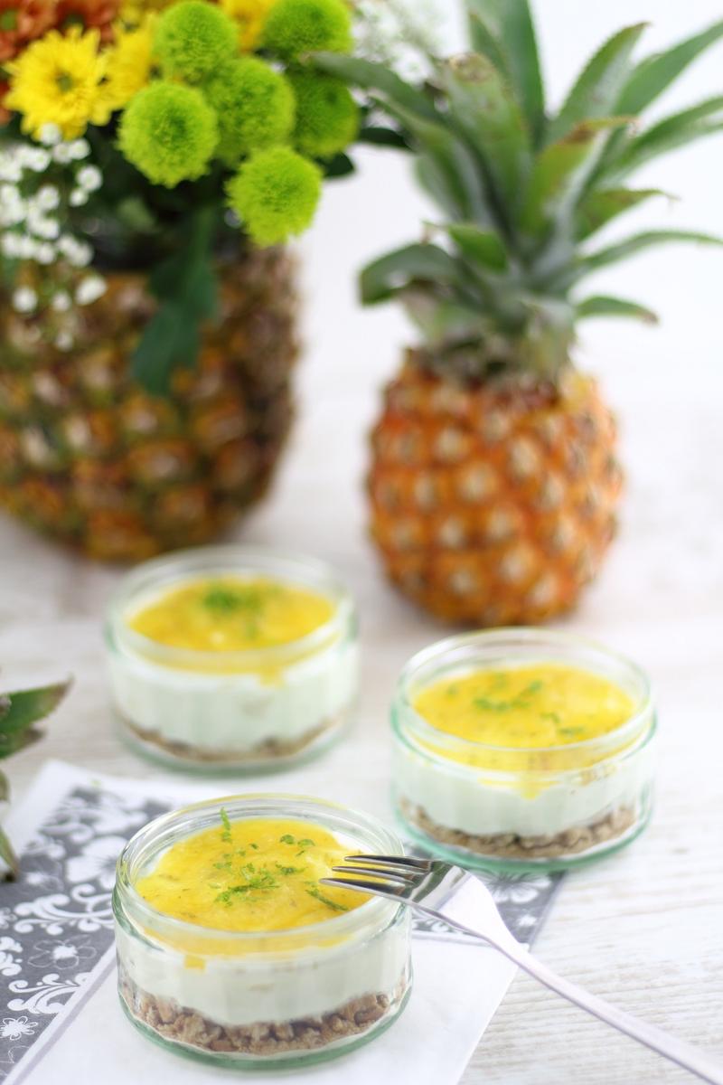 Rezeptbild: Sommerlicher Käsekuchen im Glas mit fruchtigem Ananas-Topping