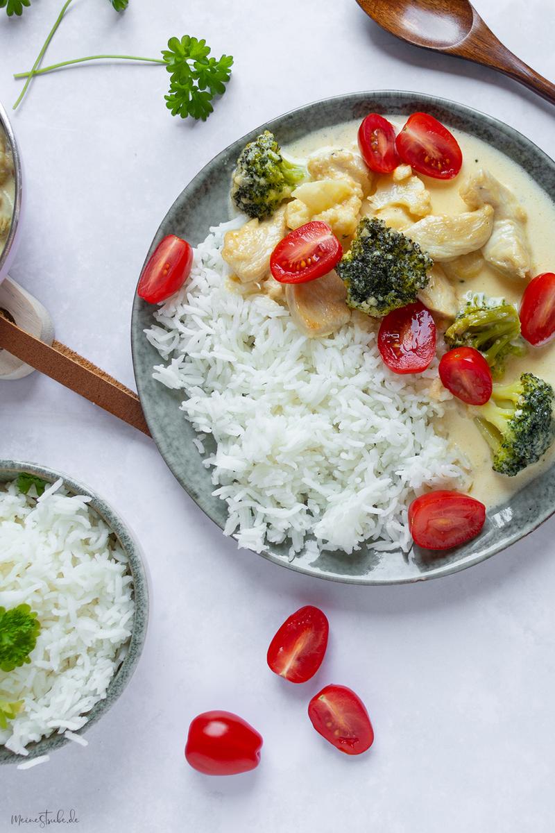 Rezeptbild: HÄHNCHENPFANNE MIT BROKKOLI, BLUMENKOHL, TOMATEN UND REIS