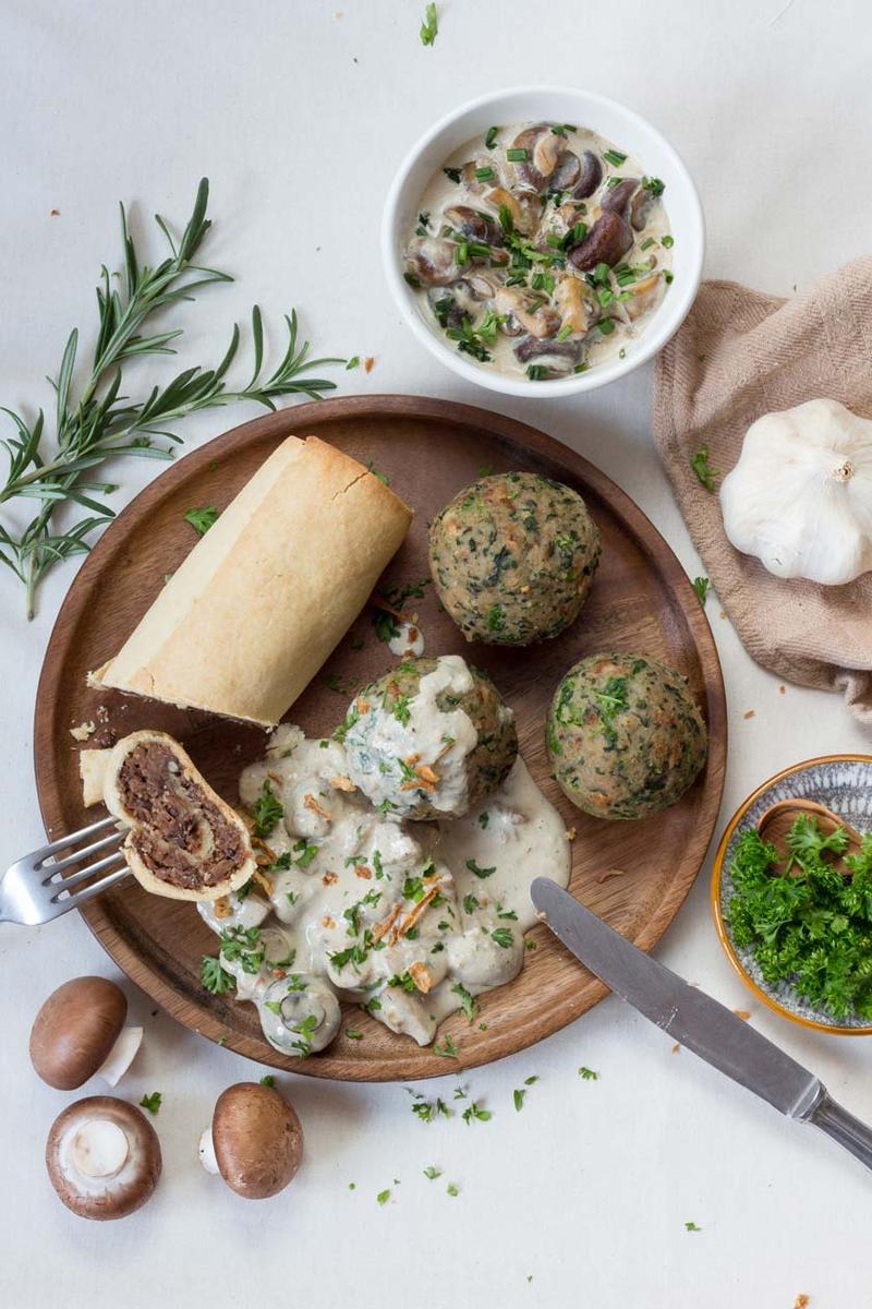 Rezeptbild: Vegane Linsenrouladen mit Spinat-Semmelknödeln in Pilzrahmsoße