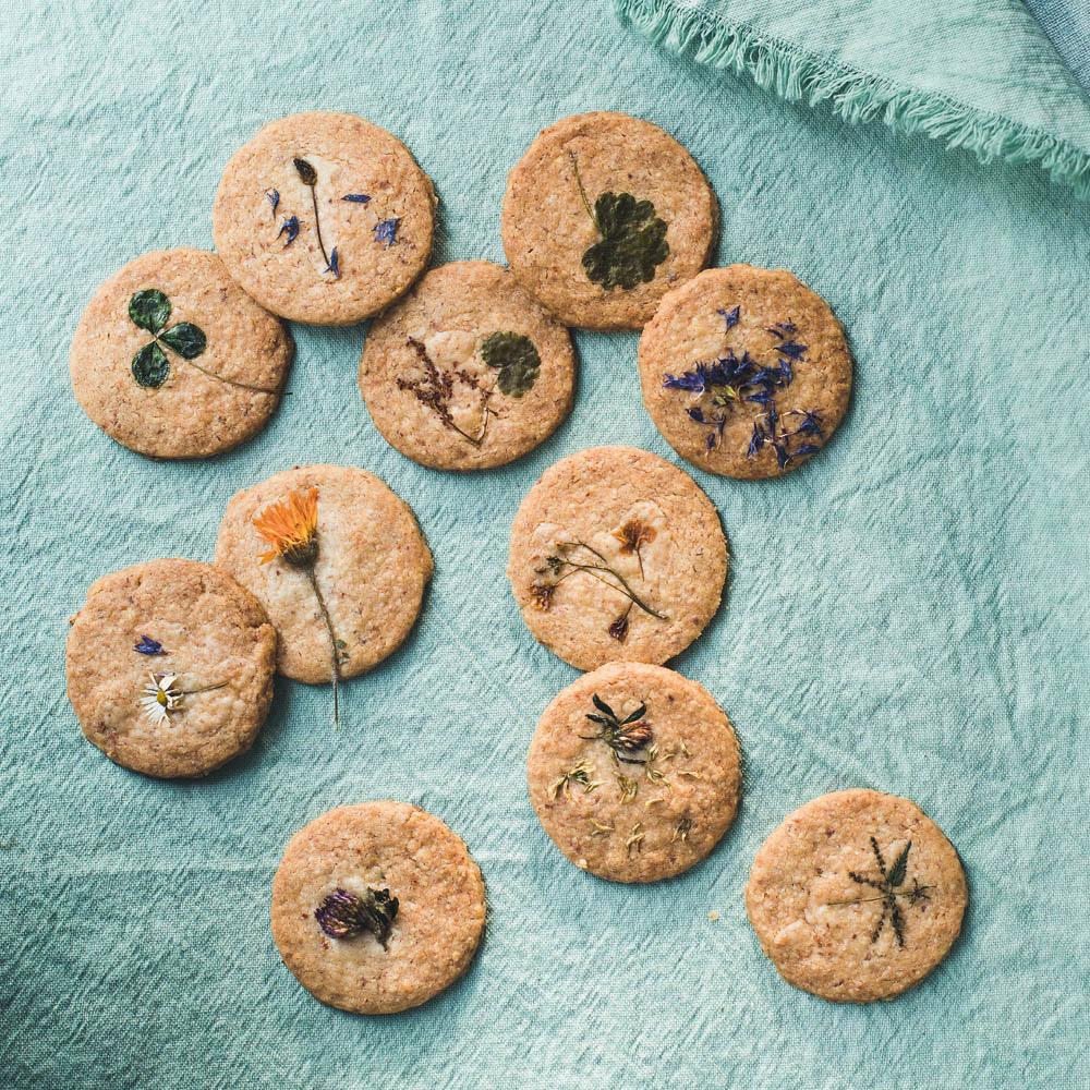 Rezeptbild: Butterkekse mit Blüten