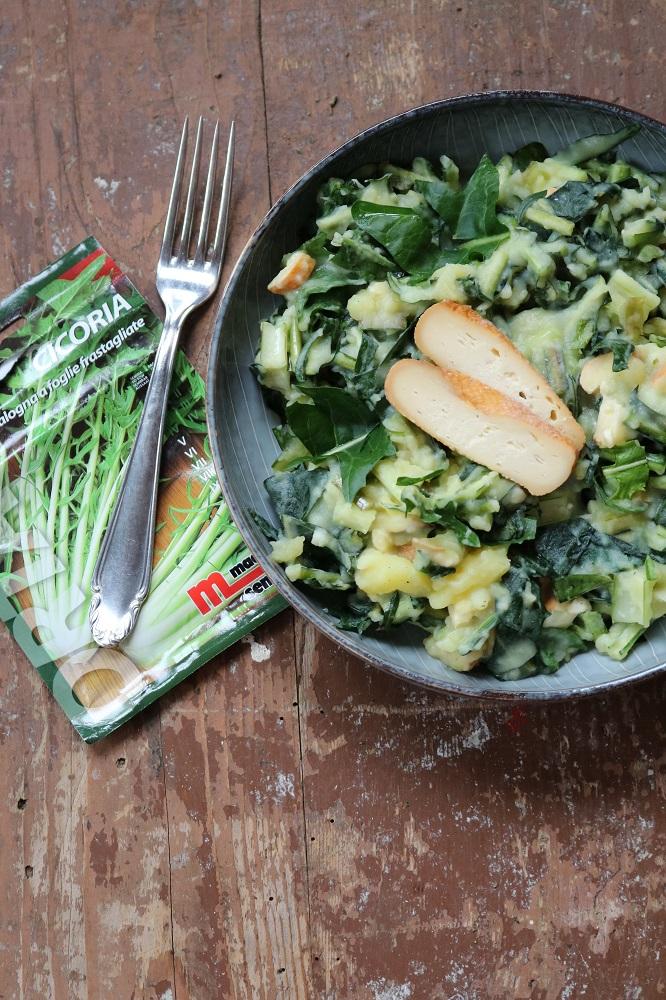 Rezeptbild: Cicoria catalogna-Salat mit warmem Kartoffeldressing und Räucherkäse 