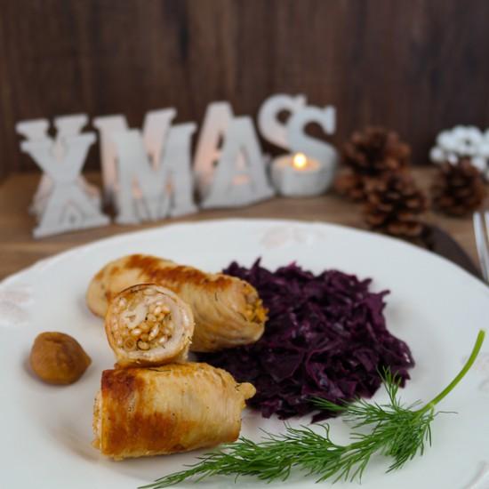 Rezeptbild: Weihnachtlich gefüllte Putenröllchen mit Apfel-Rotkohl