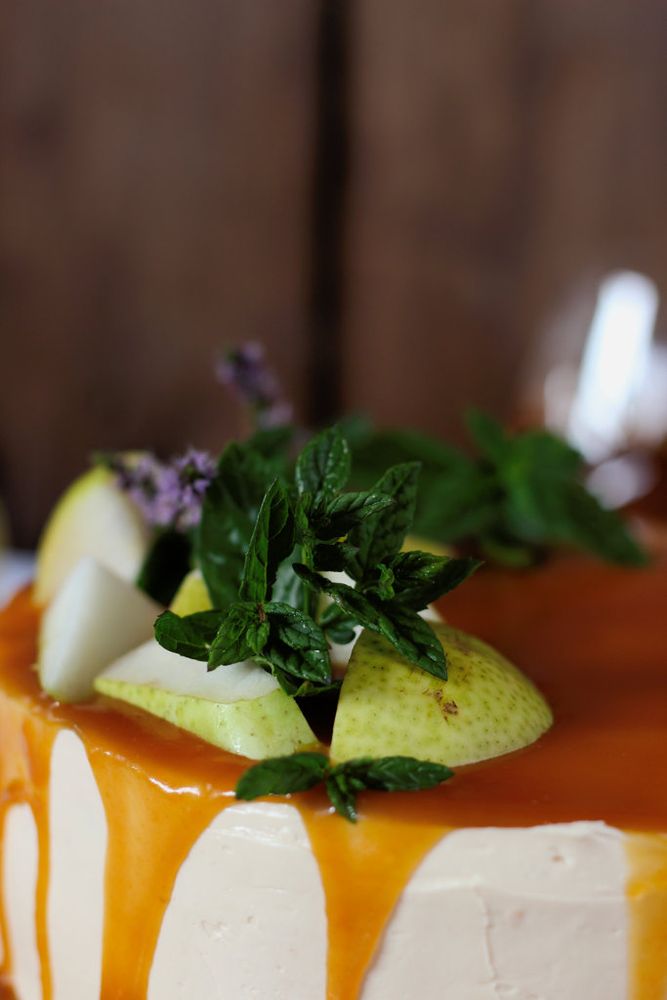 Rezeptbild: Birnentorte mit Schokoladenmousse und gesalzenem Bourbon-Karamell Frosting