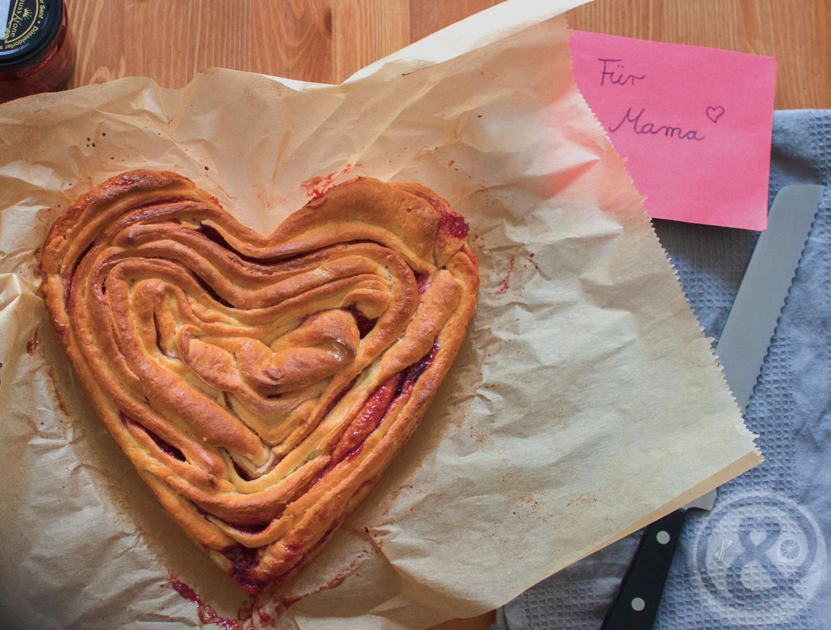 Rezeptbild: Hefekuchen mit fruchtiger Füllung