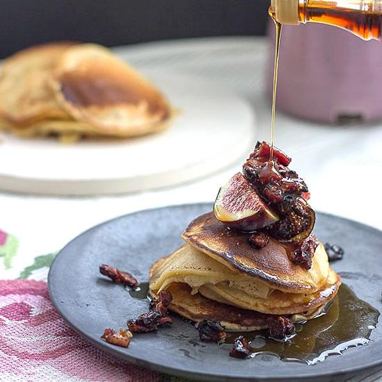 Rezeptbild: Pancakes mit Ziegenfrischkäse und Bacon
