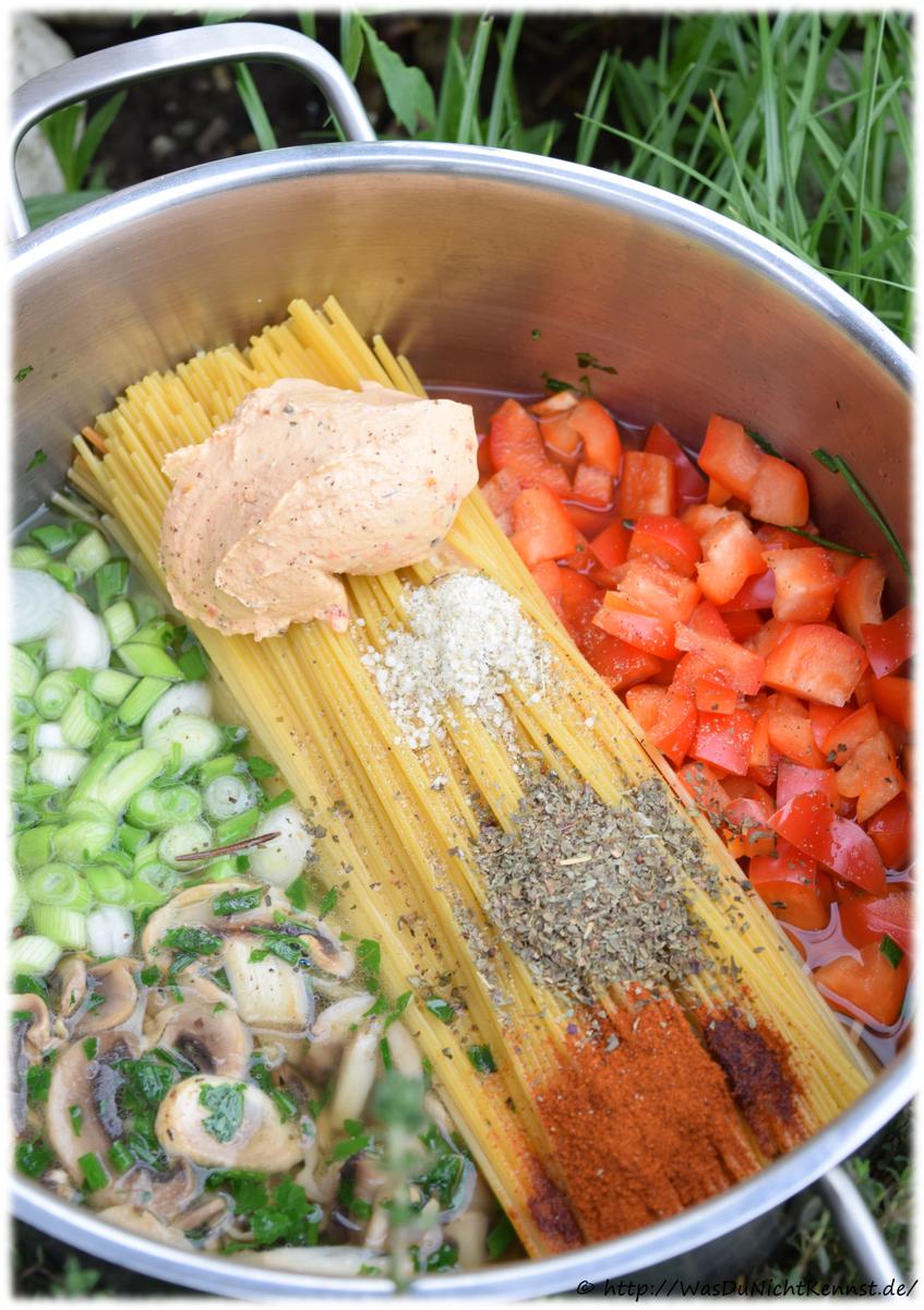 Rezeptbild: One Pot Pasta – Variation mit Champignons und Frühlingszwiebeln