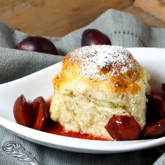 Rezeptbild: Mohnbuchteln mit heißen Glühzwetschgen