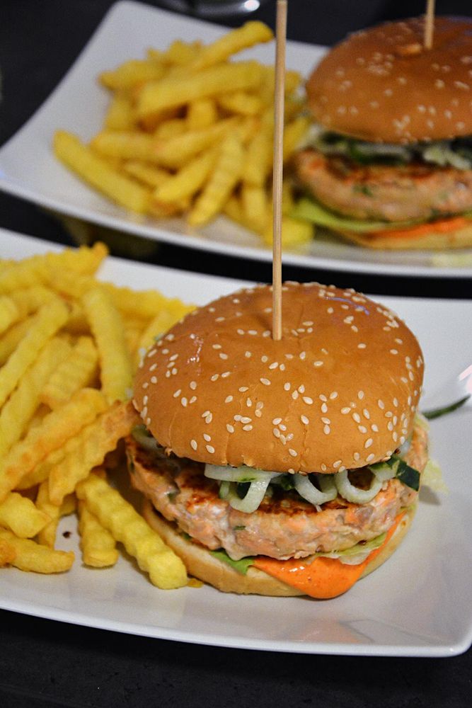 Rezeptbild: Lachsburger Asian Style mit Gurke