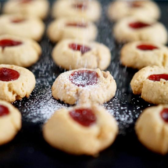 Rezeptbild: PB&J Thumbprints [Erdnussbutter-Marmeladen-Kekse]