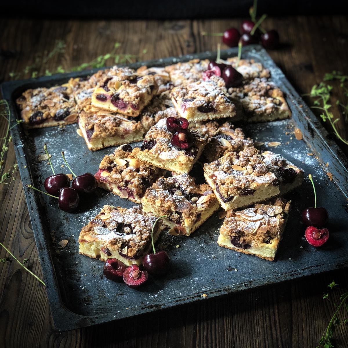 Rezeptbild: BLECHKUCHEN MIT KIRSCHEN UND AMARETTI-STREUSEL