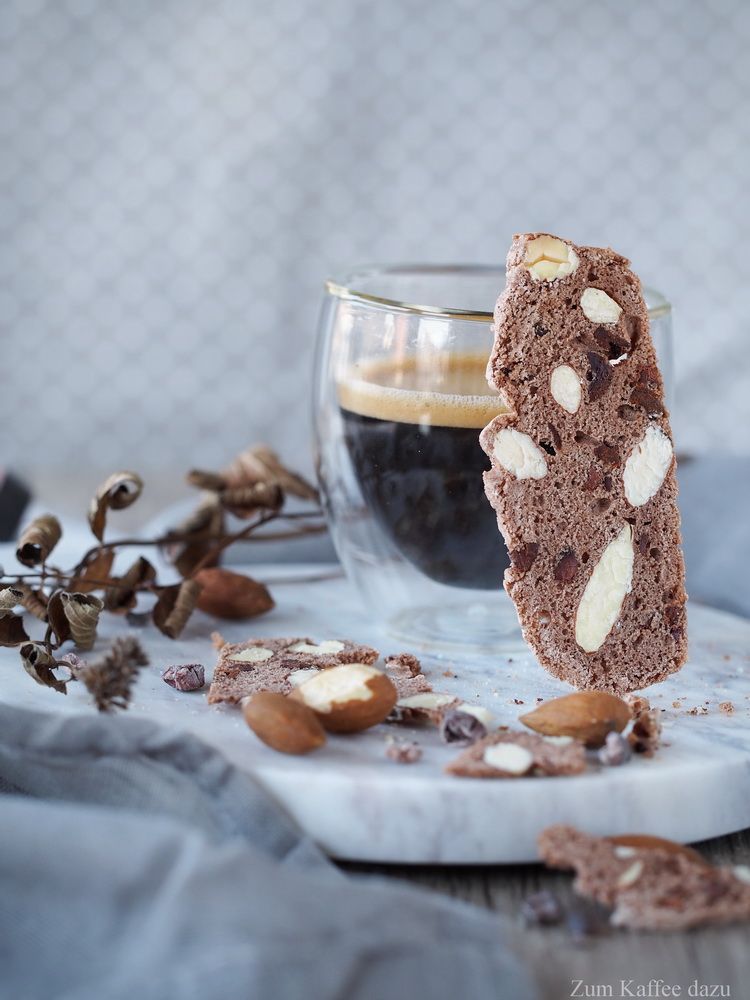 Rezeptbild: Hauchdünne Mandel-Kekse mit Kakao-Nibs