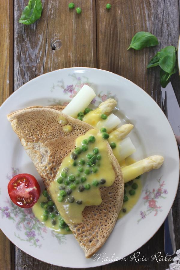 Rezeptbild: Dinkel-Eierpfannkuchen mit Spargel und Erbsen in Kapern-Béchamelsauce