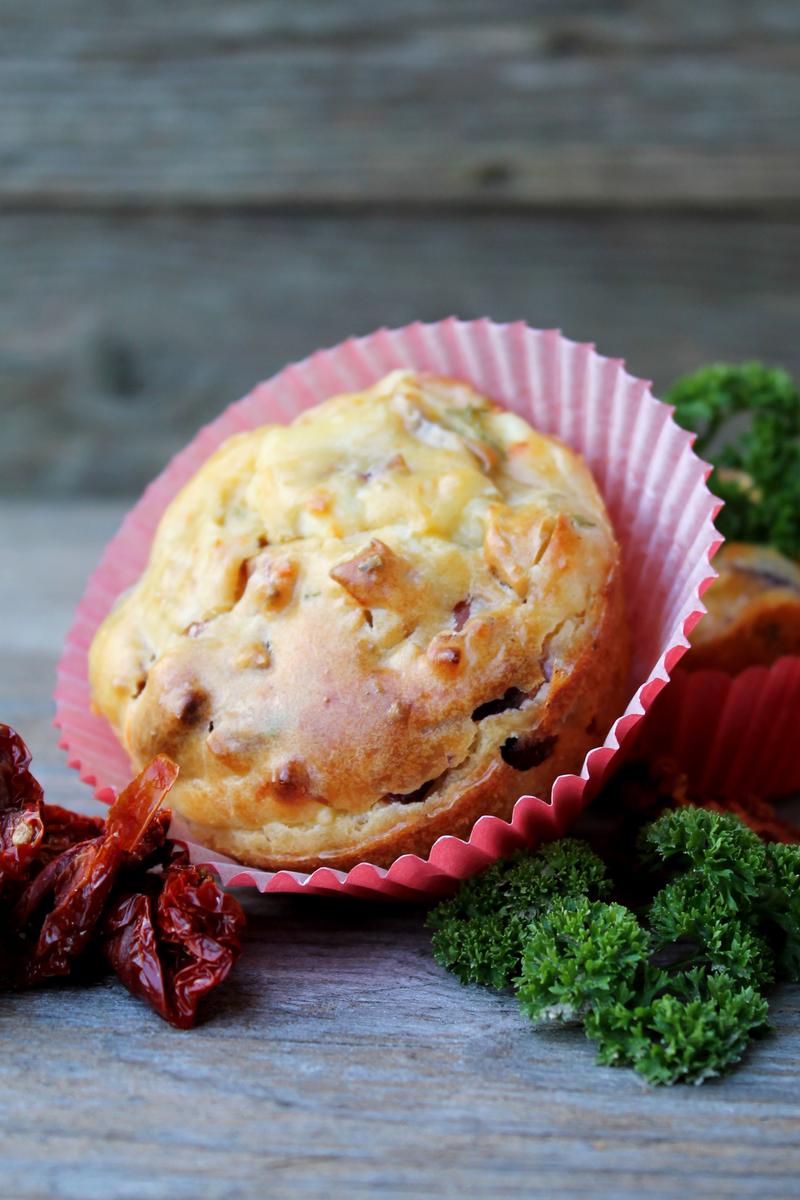 Rezeptbild: Mediterrane Muffins mit Feta-Schinken-Füllung
