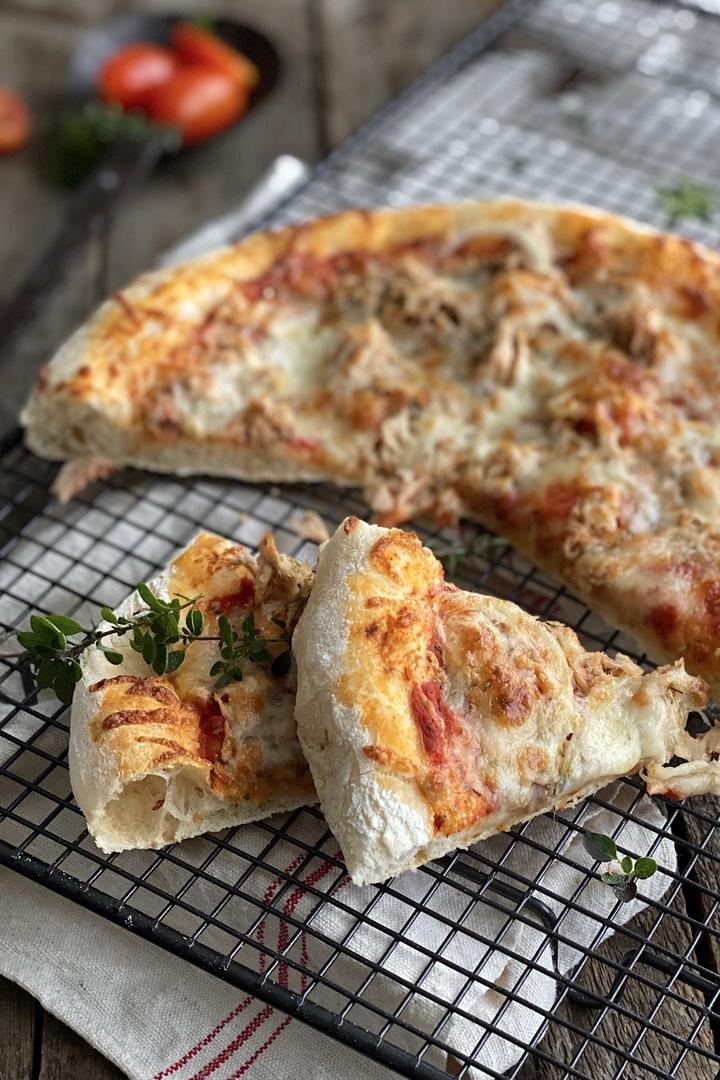 Rezeptbild: Pizza Tonno – Thunfisch Pizza knusprig & lecker