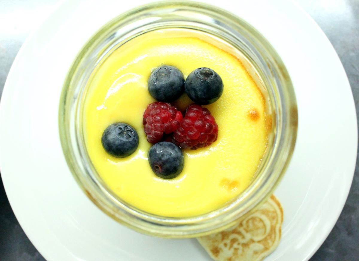 Rezeptbild: Gebackene Mascarponecreme mit Beeren
