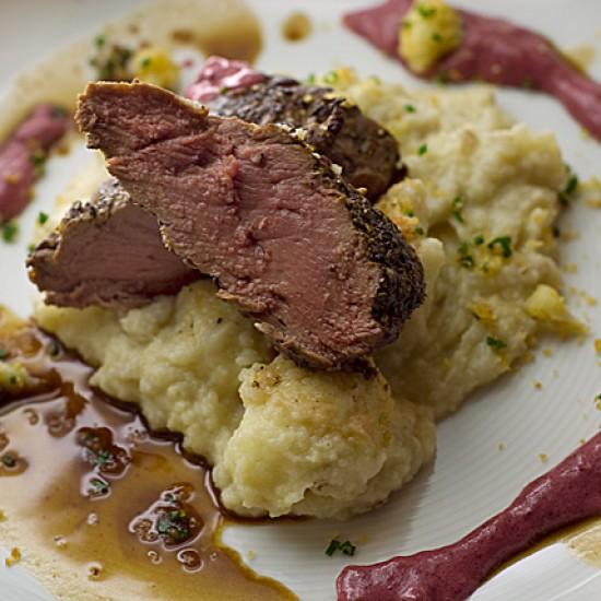 Rezeptbild: Rehfilet im Würzmantel mit Kirsch-Sabayon